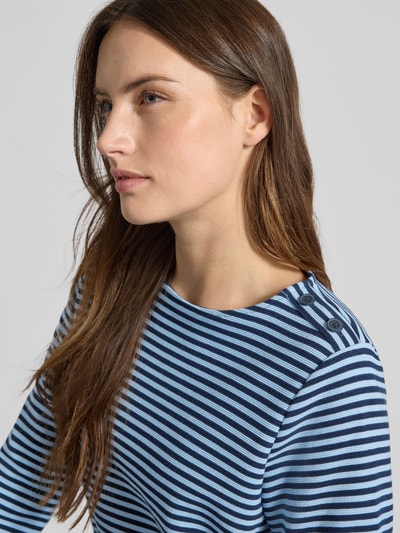 Frauenmodel trägt Regular Fit 3/4-Shirt aus Bio-Baumwoll-Mix von Tom Tailor mit blauem Streifenmuster, Knöpfe am Kragen, Nahaufnahme Oberkörper