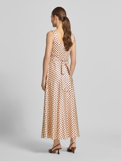 Frauenmodel trägt Cocktailkleid mit Karree-Ausschnitt und Bindegürtel von Jake*s Cocktail, A-Linie, Midikleid, beige mit dunklen Punkten, breite Träger, Rückansicht Ganzkörperansicht.