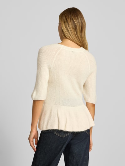 Frauenmodel trägt Strickpullover aus Alpaka-Mix Modell 'Thora' von MOS MOSH, cremefarben, feine Rippenstruktur, Rückansicht, Ganzkörperansicht. Rückenlänge bei Größe S: 54 cm, Regular Fit, Rundhalsausschnitt.