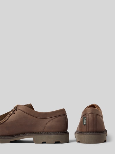 Produktfoto, Bootsschuhe mit Label-Detail Modell 'LATYMER' von POMPEII BRAND, braunes beschichtetes Leder, abgerundete Form, profilierte Sohle, Schnürung, Absatzhöhe 3 cm, Schafthöhe 7 cm, Schaftweite 10 cm.