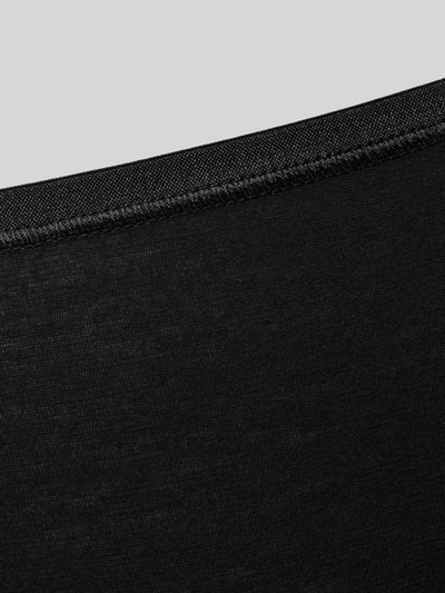 Productfoto, zwarte stof met zachte textuur en fijne afwerking, slip uit modalmix Model 'PURE' van Mey, mix van modal en elastaan, eng aansluitende pasvorm, met afgewerkte boorden