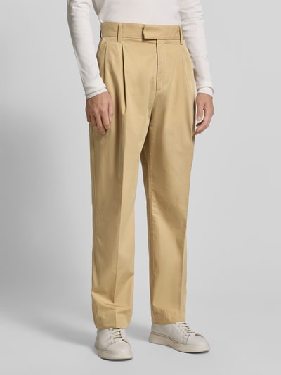 Męski model nosi Straight Leg Chino aus reiner Baumwolle Modell 'CELEG261' von HUGO, beżowy kolor, gładki, krój straight leg, bawełna, kieszenie, zaszewki, szlufki na pasek, widoczny labek, zapięcie na haczyk i ukryty zamek. Ganzkörperansicht von vorne.