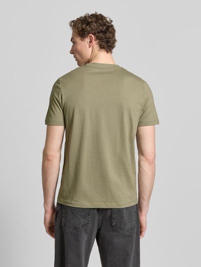 Mężczyznamodel nosi Regular Fit T-Shirt aus reiner Baumwolle von s.Oliver RED LABEL, efekt: jednolity kolor, krój regular fit, nadruk z logo, okrągły dekolt, krótki rękaw, bawełna, Ganzkörperansicht Rückansicht