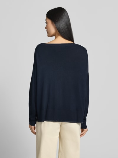 Frauenmodel trägt Relaxed Fit Pullover aus Viskose-Mix Modell 'MAGLIA CHIUSA' von Liu Jo White, dunkelblau, Strick-Optik, Ganzkörperansicht Rückansicht.