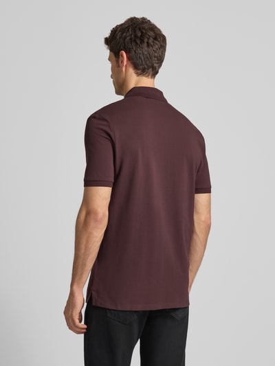 Männermodel trägt Regular Fit Poloshirt aus reiner Baumwolle Modell 'DONOS222' von HUGO, Optik: Unifarben, Ganzkörperansicht Rückansicht.