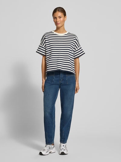Vrouwenmodel draagt Barrel Jeans uit katoenmix model 'Liv Barrel 7/8' van TONI, dames barrel jeans, donkerblauw, rechte vormen, volledige lichaamsvooraanzicht.
