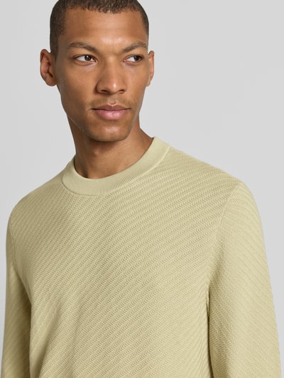 Männermodel trägt Regular Fit Pullover aus reiner Baumwolle Modell 'H-Lofranco' von BOSS in hellem Gelb, feine Struktur, Nahaufnahme Oberkörper, Herren Pullover von BOSS.