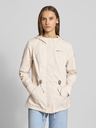 Frauenmodel trägt Regular Fit Parka mit Baumwoll-Anteil Modell 'LORCA' von ONLY, Optik: Unifarben, Canvas, Tunnelzug, Pattentaschen, Ganzkörperansicht von vorne.