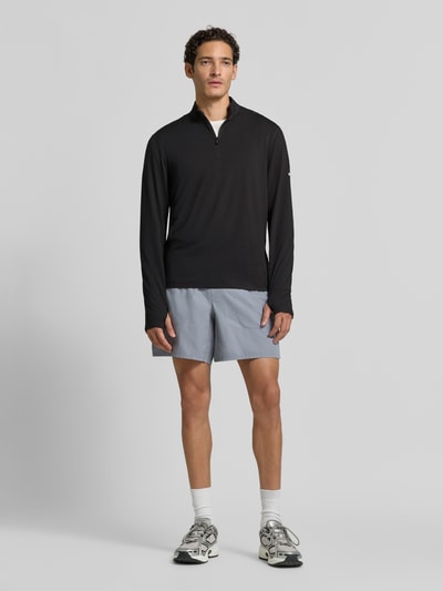 Männermodel trägt schwarzes Regular Fit Sweatshirt mit Stehkragen Modell 'SW_Active QZ' von BOSS Green, Herren Sport-Langarmshirt, Ganzkörperansicht von vorne.