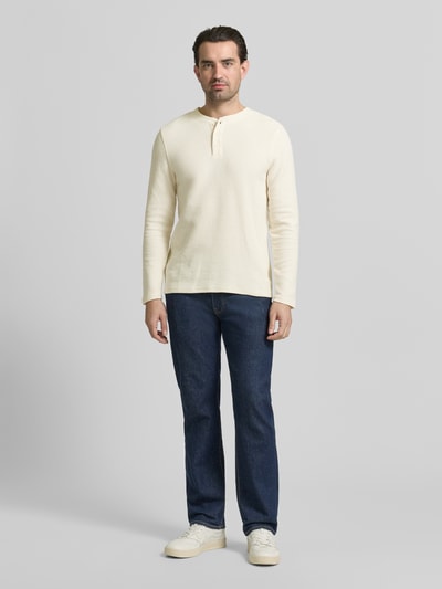 Männermodel trägt Regular Fit Longsleeve mit Knopfleiste von MCNEAL in Offwhite, Strukturmuster, Rundhalsausschnitt, Ganzkörperansicht von vorne.