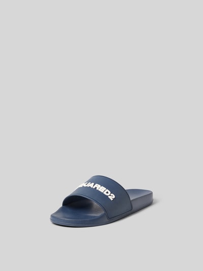 Produktfoto, Slides mit Label-Detail von Dsquared2 in Dunkelblau, abgerundete Form, glatte Sohle, offene Ferse, Absatzhöhe 3 cm bei Größe 45