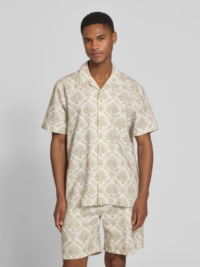 Männermodel trägt Regular Fit Freizeithemd mit Reverskragen von bugatti aus reiner Baumwolle, Allover-Muster, Knopfleiste, Ganzkörperansicht von vorne.