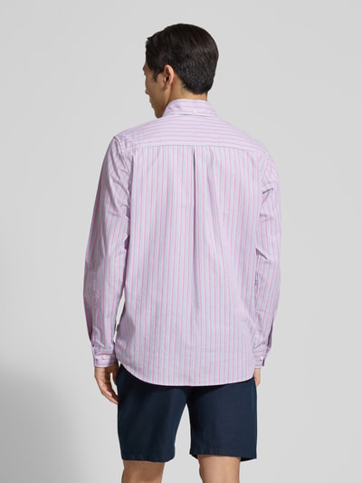 Męski model nosi Regular Fit Freizeithemd mit Button-Down-Kragen Modell 'Kent' od Les Deux, bawełna organiczna, długi rękaw, paski, sportowe mankiety, zaokrąglony dół, kieszeń na piersi, długość tyłu w rozmiarze M 79 cm, szerokość ramion w rozmiarze M 44 cm, długość rękawa w rozmiarze M 67 cm, widok całej sylwetki od tyłu.