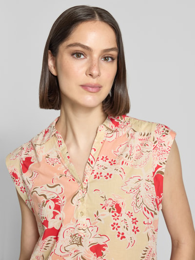 Frauenmodel trägt Blusentop mit kurzer Knopfleiste Modell 'FALDINE' von Soyaconcept aus Reine Baumwolle, florales Muster, Nahaufnahme Oberkörper.