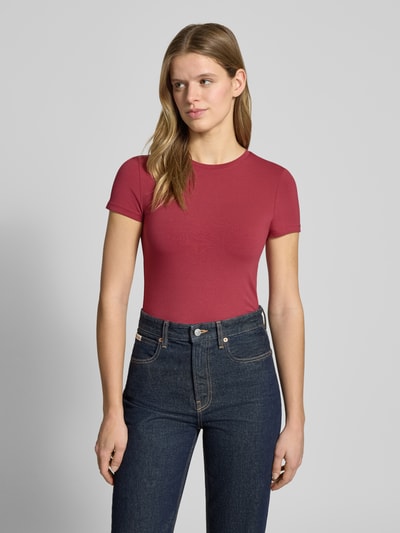 Frauenmodel trägt Slim Fit T-Shirt mit Rundhalsausschnitt von Review in Rot, elastischer Baumwoll-Mix, Kurzarm, Ganzkörperansicht von vorne