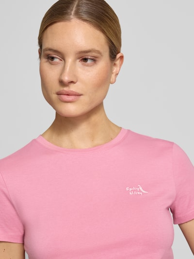 Frauenmodel trägt Regular Fit T-Shirt aus reiner Baumwolle von Tom Tailor Denim in Optik: Unifarben mit Statement-Stitching, Rundhals, Ärmelform: Kurzarm, Materialverarbeitung: Jersey; Nahaufnahme Oberkörper.