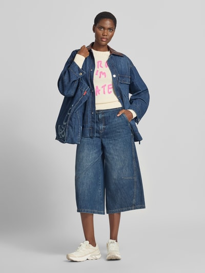 Frauenmodel trägt Relaxed Fit Jeansjacke aus Baumwoll-Mix Modell 'PELOTA' von MAX&Co., blaue mittellange Jacke mit Knöpfen, Ganzkörperansicht von vorne. Damen Jeansjacke von MAX&Co.