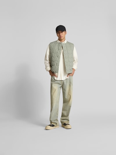 Männermodel trägt Oversized Freizeithemd mit Kentkragen von MAISON KITSUNÉ in Creme, durchgehende Knopfleiste, Brusttasche, Langärmelig, Rückenlänge 82 cm, Schulterbreite 48 cm, Ärmellänge 64 cm, Ganzkörperansicht von vorne.