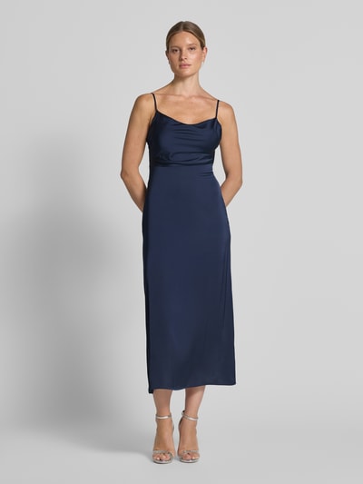 Frauenmodel trägt Abendkleid aus Satin Modell 'RAVENNA' von VILA, dunkelblau, gerader Schnitt, Wasserfall-Ausschnitt, Ganzkörperansicht von vorne