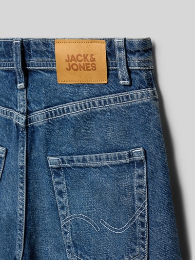 Produktfoto, Extra Baggy Fit Jeansshorts mit Eingrifftaschen von Jack & Jones, reine Baumwolle, blaue Denimstruktur mit Lederlabel, sichtbare Gesäßtaschen