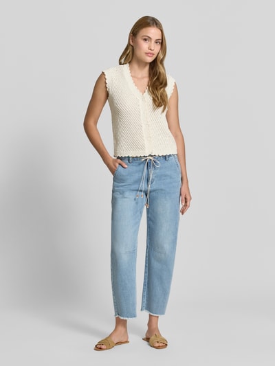 Frauenmodel trägt Barrel Fit Jeans mit Bindegürtel von Buena Vista, hellblauer Baumwoll-Mix mit Stretch-Anteil, Eingrifftaschen, Ganzkörperansicht von vorne.