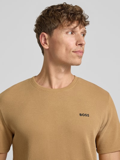 Männermodel trägt Regular Fit T-Shirt aus Baumwoll-Mix von BOSS, Optik: Unifarben, Waffelstruktur Textur, Rundhals, Kurzarm, Nahaufnahme Oberkörper.