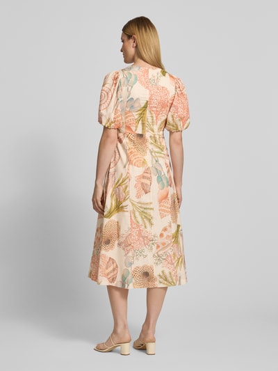 Frauenmodel trägt Midikleid im Allover-Look mit Puffärmeln von Rich & Royal aus Reine Baumwolle in sanften Pastellfarben, A-Linie, Ganzkörperansicht Rückansicht. Rückenlänge bei Größe 36: 122 cm, Brustweite: 45 cm, Ärmellänge: 33 cm.
