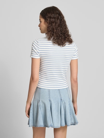 Mädchen trägt Regular Fit T-Shirt mit Viskose-Anteil Modell 'LUPE' von Only, mehrfarbig gestreift, Jersey, Ganzkörperansicht Rückansicht.