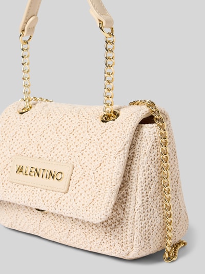 Produktfoto, Shoulder Bag mit Logo-Detail Modell 'Carina' von VALENTINO BAGS in Beige mit goldfarbener Ketten-Optik, Hauptfach mit Überschlag, Maße Breite 21 cm, Länge 14 cm, Tiefe 10 cm, Schulterriemen 117 cm