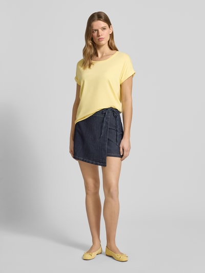 Frauenmodel trägt Regular Fit T-Shirt aus Viskose-Mix Modell 'MOSTER' von Only, Optik: Unifarben, Rundhals, Kurzarm, Feinripp, Ganzkörperansicht von vorne.