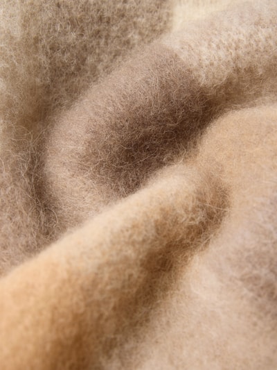 Produktfoto, Wollschal aus Alpaka-Mix von DRYKORN, weiche Strick-Optik, Beige- und Brauntöne, rechteckige Form, Fransen, Label-Patch