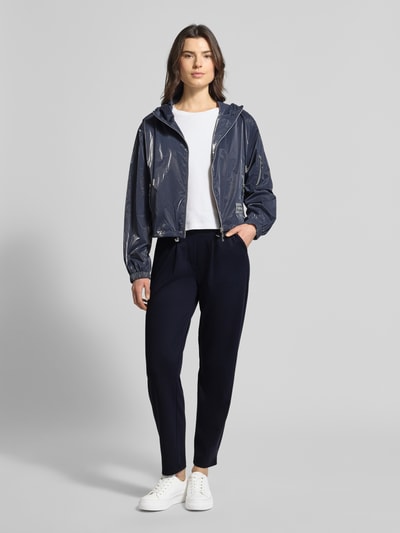 Frauenmodel trägt Jogpants mit elastischem Bund und Tunnelzug von monari, dunkle Farbe, Material-Mix mit Viskose-Anteil, Regular-Fit, Eingrifftaschen, Ganzkörperansicht von vorne.