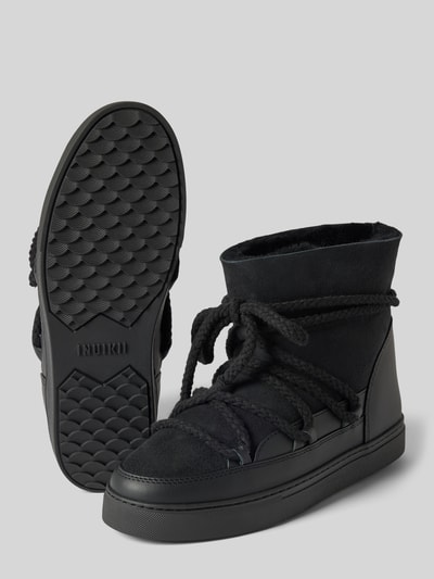 Produktfoto, Boots mit Schnürverschluss Modell 'Classic' von INUIKII in Schwarz, leicht profilierte Sohle, abgerundete Form, Wildleder- und Glattlederstruktur, Absatzhöhe 3 cm, Schafthöhe 16 cm, Schaftweite 14 cm