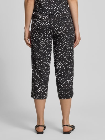 Frauenmodel trägt Regular Fit Culotte aus reiner Viskose Modell 'NOVA' von Only mit Allover-Muster, elastischem Bund, Ganzkörperansicht Rückansicht.