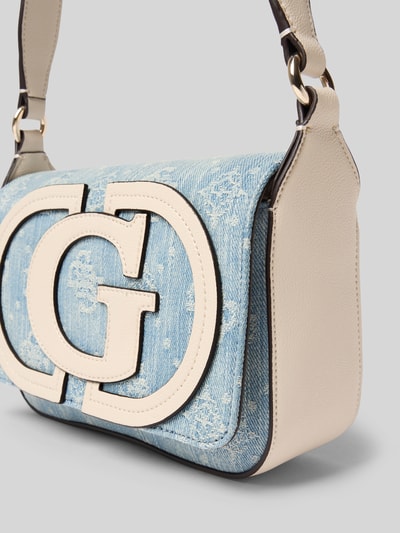 Produktfoto, Shoulder Bag mit Logo-Detail Modell 'Ruby' von GUESS, Tkanina stylizowana na denim, detal z logo, Szerokość w rozmiarze 1: 21 cm, Długość w rozmiarze 1: 14 cm, Głębokość w rozmiarze 1: 6 cm, długość paska na ramię w rozmiarze 1: 60 cm