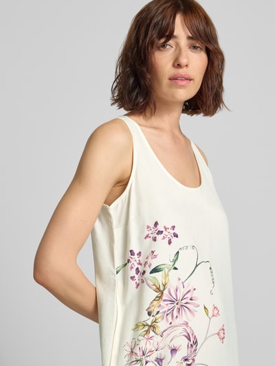 Frauenmodel trägt knielanges Kleid aus Leinen-Baumwoll-Mix Modell 'Ma44rwa' von ZABAIONE, cremefarben mit floralen Mustern, Nahaufnahme Oberkörper.