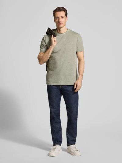 Męski model nosi T-shirt mit Rundhalsausschnitt und Label-Stitching von Gant z bawełny, krój regular fit, okrągły dekolt, długość tyłu 69 cm, Ganzkörperansicht von vorne