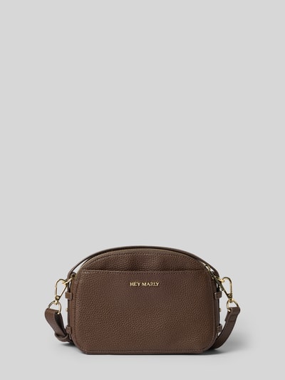 Produktfoto, Crossbody Bag aus Rindsleder-Mix Modell 'Mate' von Hey Marly in Braun mit geteiltem Hauptfach, goldfarbenen Details und abnehmbarem Schulterriemen, Kontext: Damen Crossbody Bag, 22x15x7 cm, Schulterriemen 148 cm.
