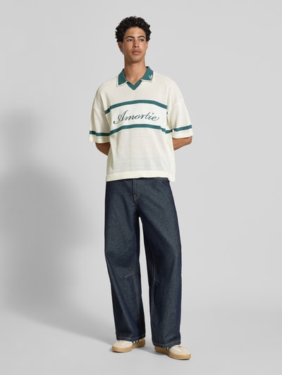 Männermodel trägt Regular Fit Poloshirt aus Baumwoll-Mix Modell 'ACE LIFE' von Only & Sons, Two Tone Optik, gestrickt, Ganzkörperansicht von vorne.