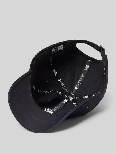Produktfoto, Basecap mit Stitching Modell 'MINI LOGO 9TWENTY®' von New Era aus reiner Baumwolle, dunkelblaue Farbe, Struktur innen sichtbar, verstärkter Schirm.