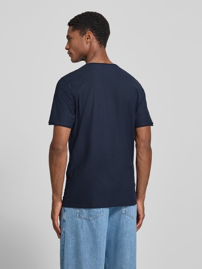 Männermodel trägt T-Shirt mit V-Ausschnitt und Rollsaum von MCNEAL aus Reine Baumwolle, Regular-Fit, dunkles Blau, Rückenansicht, Rückenlänge bei Größe M 81 cm.