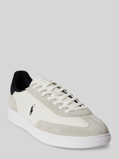 Produktfoto, Low Top Sneaker aus echtem Leder von Polo Ralph Lauren in Unifarbe Weiß und Grau mit abgerundeter Spitze, flacher Sohle, Logo-Print, Schnürung, Veloursleder- und Glattleder-Textur