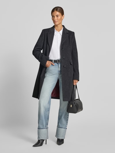 Vrouwenmodel draagt Mantel aus Woll-Mix mit Reverskragen und Pattentaschen van FUCHS SCHMITT in donkergrijs, straight fit, knoopsluiting, Klepzakken, mix van wol en kasjmier, 95 cm ruglengte maat 36, schouderbreedte 42 cm, borstwijdte 48 cm, mouwlengte 66 cm, Ganzkörperaanzicht van voren.