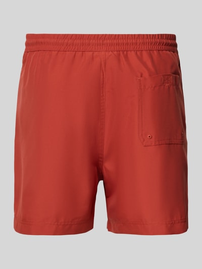 Produktfoto, Regular Fit Badeshorts mit Logo-Stitching Modell 'Chase' von Carhartt Work In Progress, roter Stoff, elastischer Bund, glatte Textur