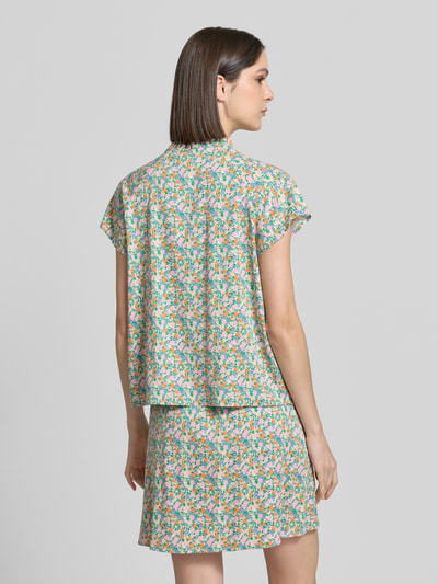 Frauenmodel trägt Relaxed Fit Bluse aus Viskose-Mix Modell 'Aya' von ICHI mit floraler Allover-Print, Ganzkörperansicht Rückansicht.