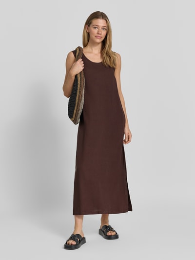 Frauenmodel trägt Midikleid aus Viskose-Leinen-Mix Modell 'Lavisco' von FREE/QUENT in Braun, A-Linie, Rundhalsausschnitt, Ganzkörperansicht von vorne. Rückenlänge bei Größe S: 128 cm, Brustweite bei Größe S: 51 cm.