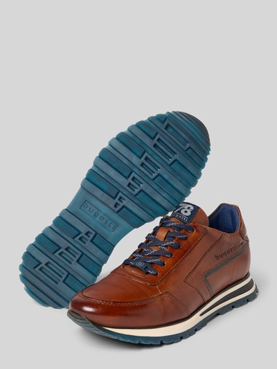 Produktfoto, Sneakersy z detalem z logo model 'Philip' od Bugatti ze skóry, zaokrąglony czubek, wiązanie, fakturowana podeszwa, wysokość obcasa 4 cm, wysokość cholewki 9 cm, szerokość cholewki 7 cm, kolor brązowy z niebieskimi akcentami.