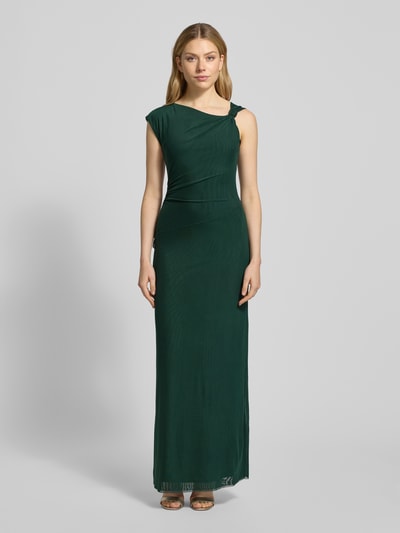 Frauenmodel trägt Abendkleid mit Knotendetail Modell 'Karina' von Forever New, dunkelgrünes Maxikleid aus Material-Mix mit Stretch-Anteil, figurbetonter Schnitt, Ganzkörperansicht von vorne.