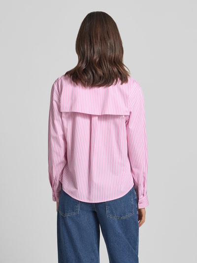 Frauenmodel trägt Regular Fit Hemdbluse mit Viskose-Anteil Modell 'WITO' von YAS, rosa-weiß gestreift, Baumwoll-Mix, Ganzkörperansicht Rückansicht.