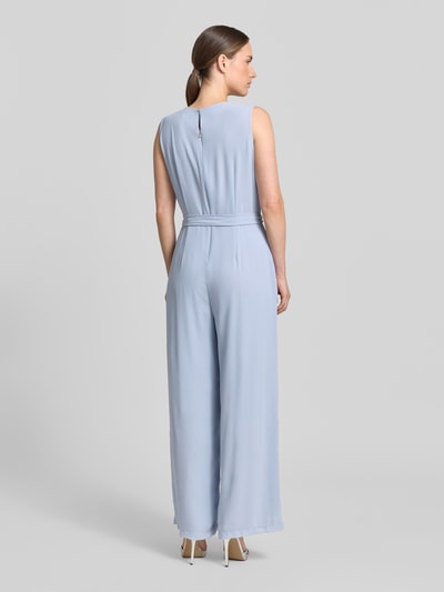 Frauenmodel trägt Regular Fit Jumpsuit mit Viskosefutter von s.Oliver BLACK LABEL in Hellblau, unifarben, Chiffon, Ganzkörperansicht Rückansicht.